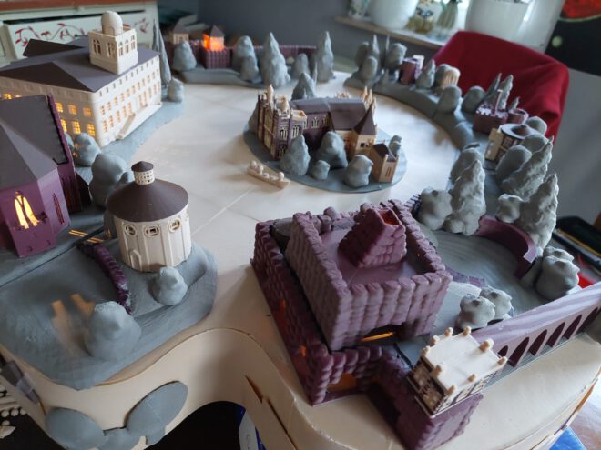 Zu sehen ist ein Modell mit Motiven des Wörlitzer Parkes (Blick von der Synagoge auf das Gotische Haus)